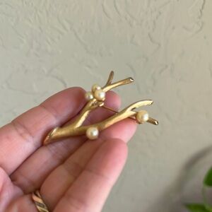 Trifari‎ coral and pearl Elegant Gold Branch Pearl broach Vintage MCM beach sea